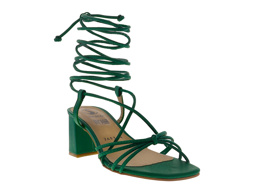 Sandalias color verde bandera con tacón grueso y tiras largas para amarrar alrededor del tobillo.