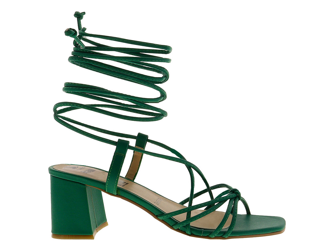 Sandalias color verde bandera con tacón grueso y tiras largas para amarrar alrededor del tobillo.
