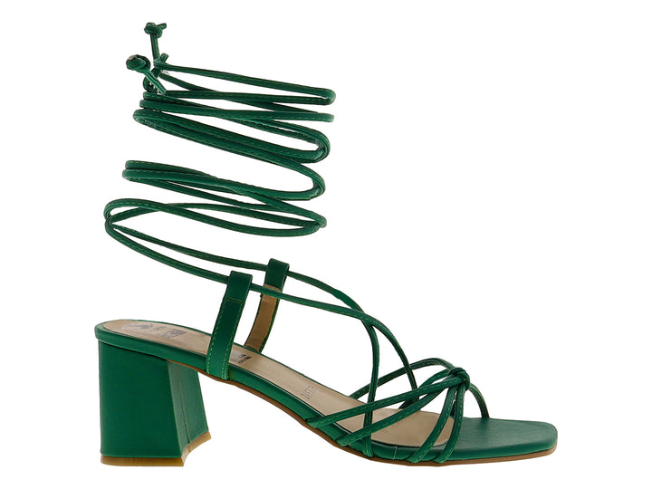 Sandalias color verde bandera con tacón grueso y tiras largas para amarrar alrededor del tobillo.