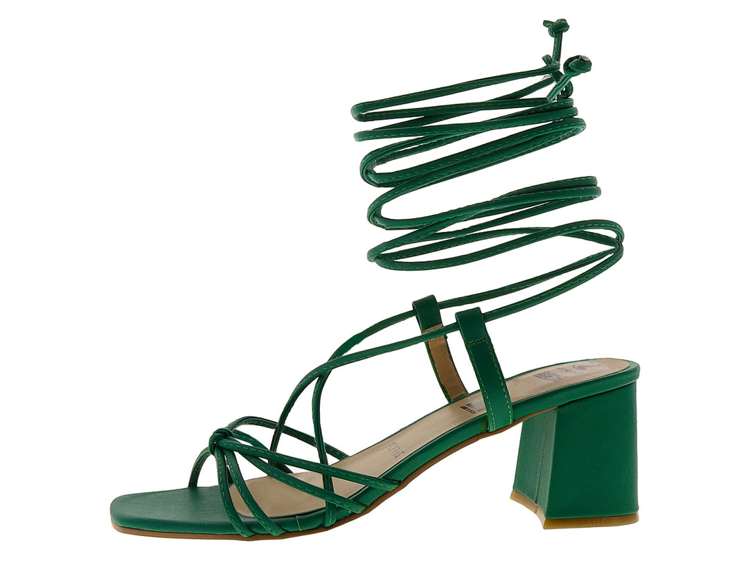 Sandalias color verde bandera con tacón grueso y tiras largas para amarrar alrededor del tobillo.