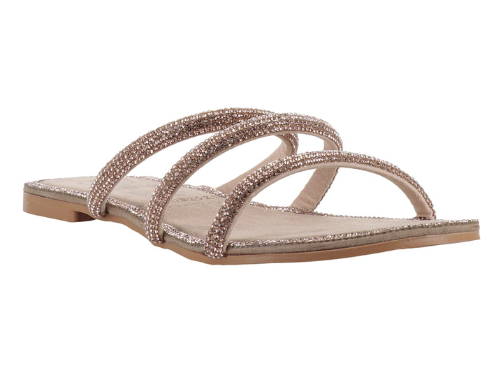 Sandalia plana color oro rosado con tres tiras brillantes y suela delgada.