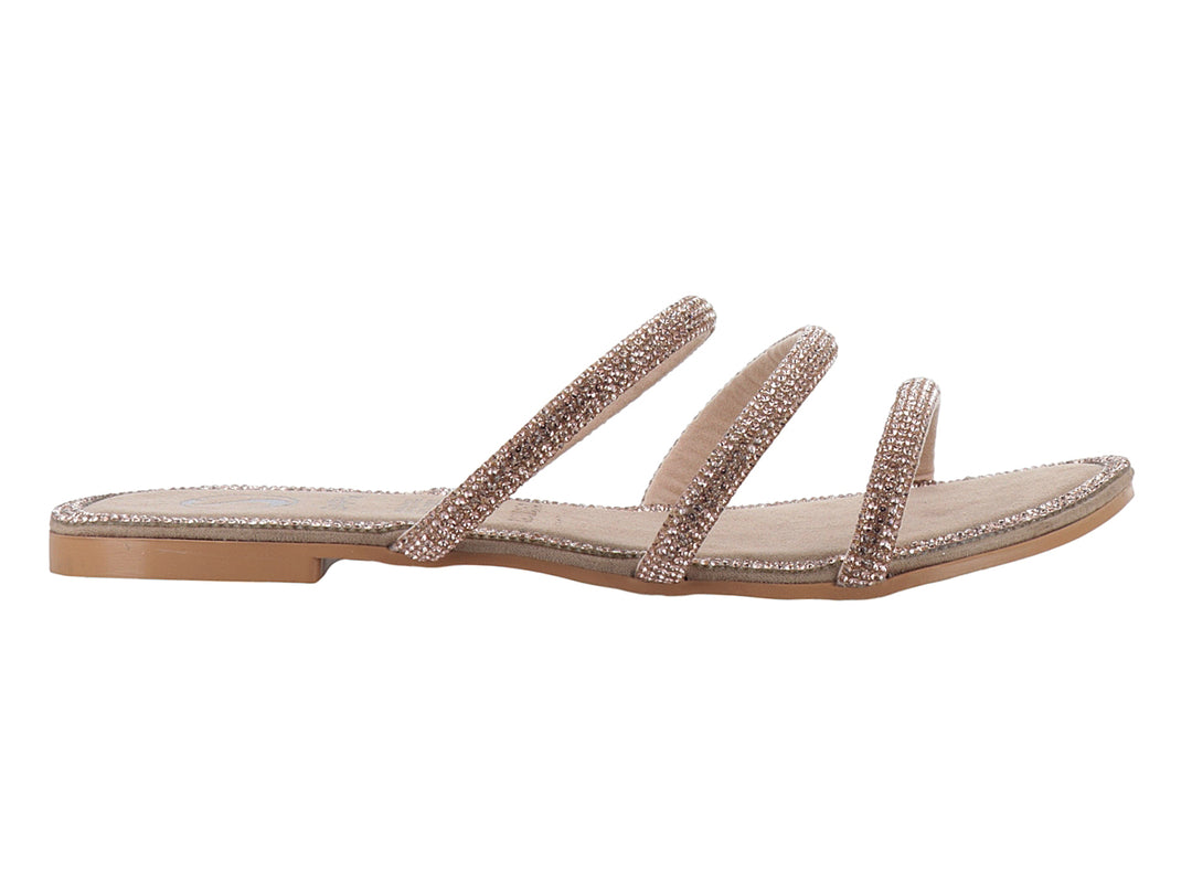 Sandalia plana color oro rosado con tres tiras brillantes y suela delgada.