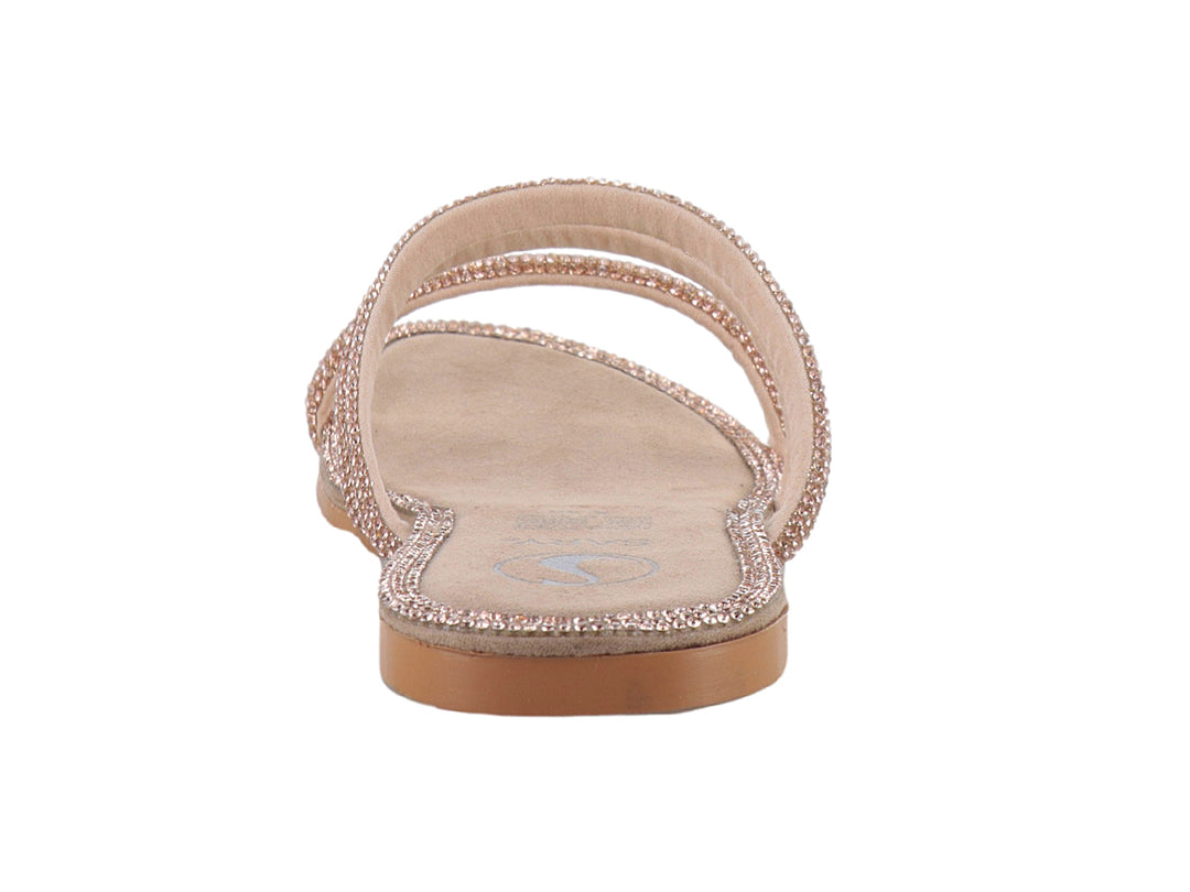 Sandalia plana color oro rosado con tres tiras brillantes y suela delgada.