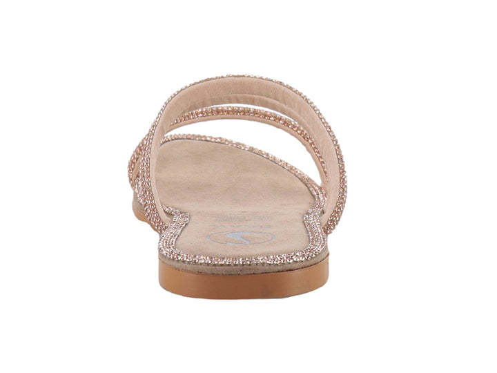 Sandalia plana color oro rosado con tres tiras brillantes y suela delgada.