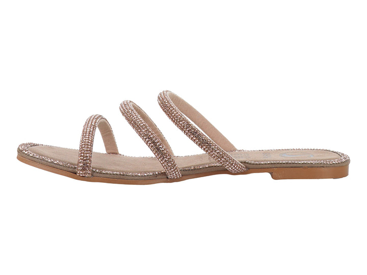 Sandalia plana color oro rosado con tres tiras brillantes y suela delgada.