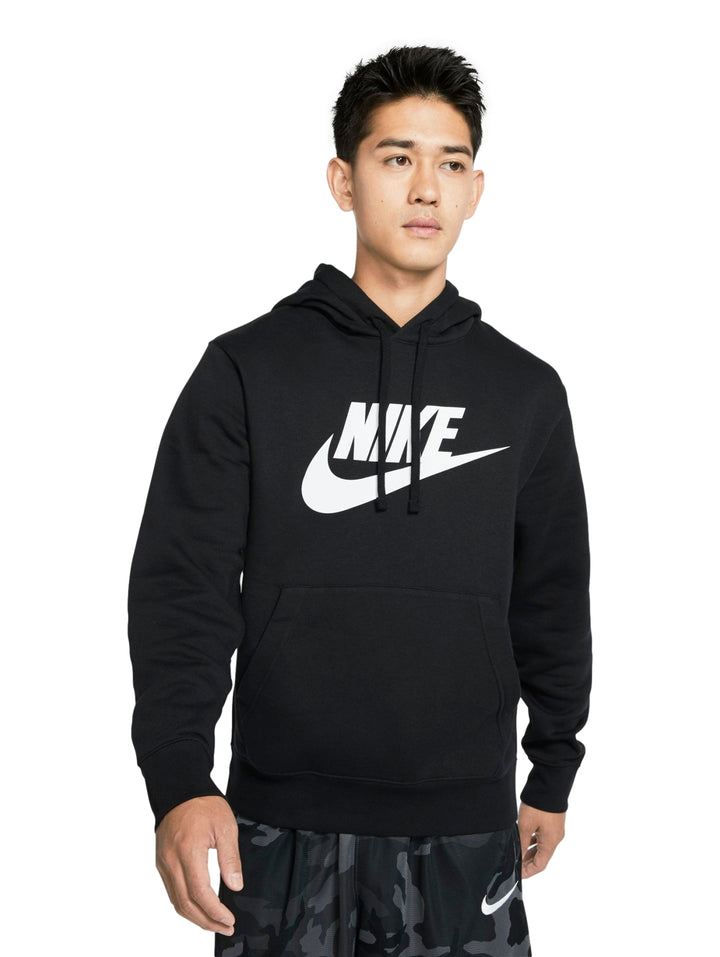 Hombre vistiendo una sudadera Nike de color negro con capucha y logotipo blanco en el pecho.