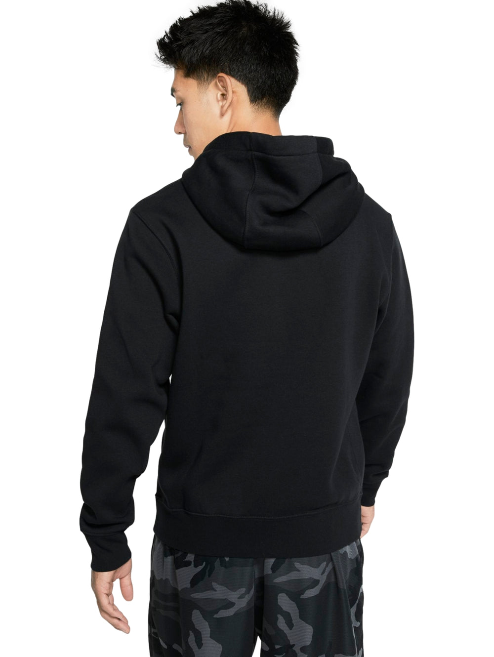 Hombre vistiendo una sudadera Nike de color negro con capucha y logotipo blanco en el pecho.