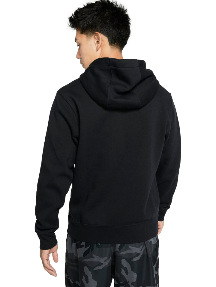 Hombre vistiendo una sudadera Nike de color negro con capucha y logotipo blanco en el pecho.