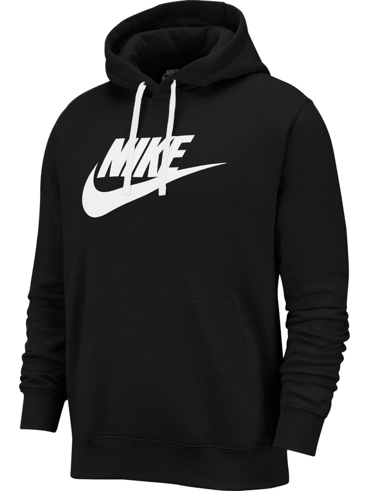 Hombre vistiendo una sudadera Nike de color negro con capucha y logotipo blanco en el pecho.