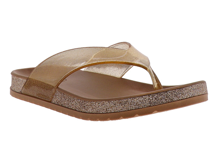 Sandalias planas color oro con tiras translúcidas y suela con acabado brillante.