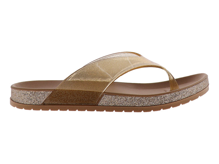 Sandalias planas color oro con tiras translúcidas y suela con acabado brillante.