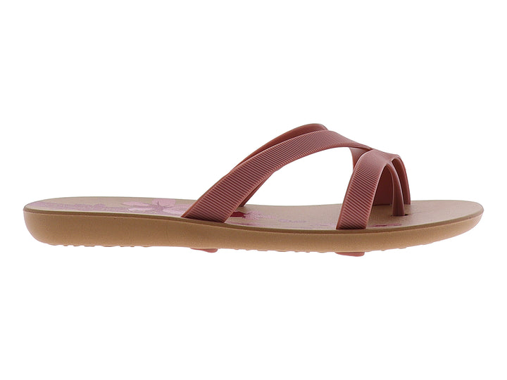 Sandalia plana estilo flip-flop en color nude con tiras texturizadas.