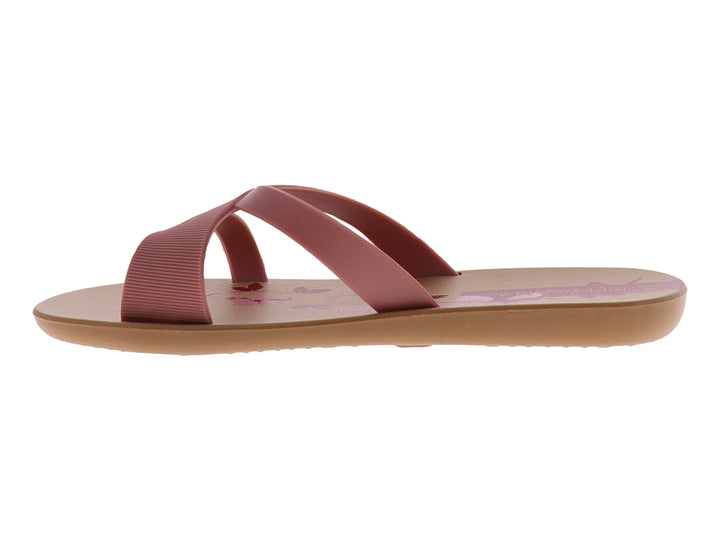 Sandalia plana estilo flip-flop en color nude con tiras texturizadas.