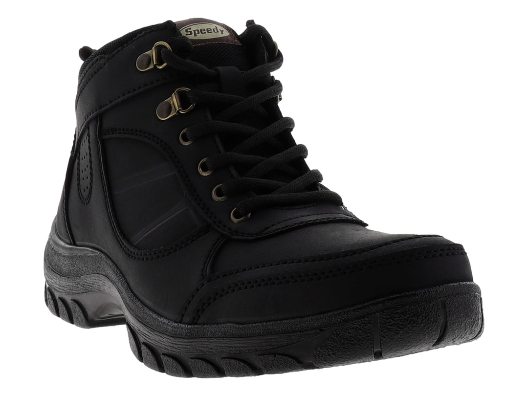 Bota deportiva color negro de material sintético con agujetas y suela gruesa.
