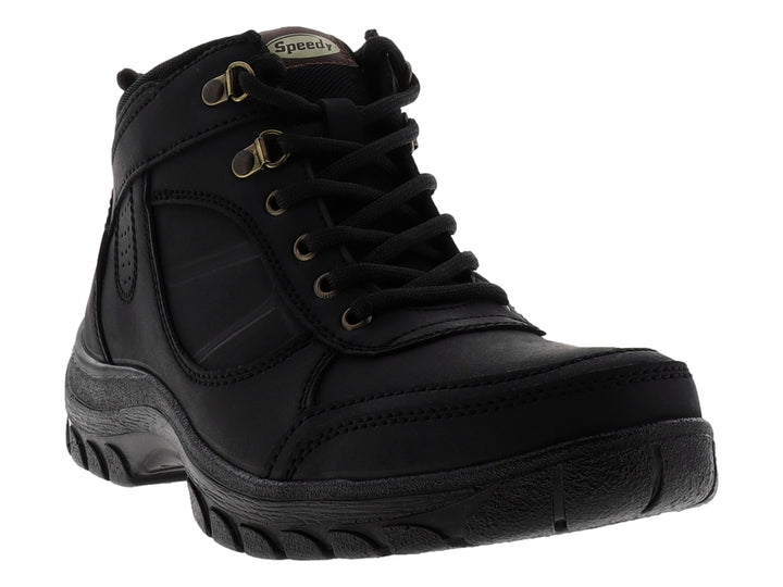 Bota deportiva color negro de material sintético con agujetas y suela gruesa.