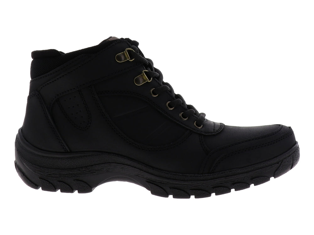 Bota deportiva color negro de material sintético con agujetas y suela gruesa.