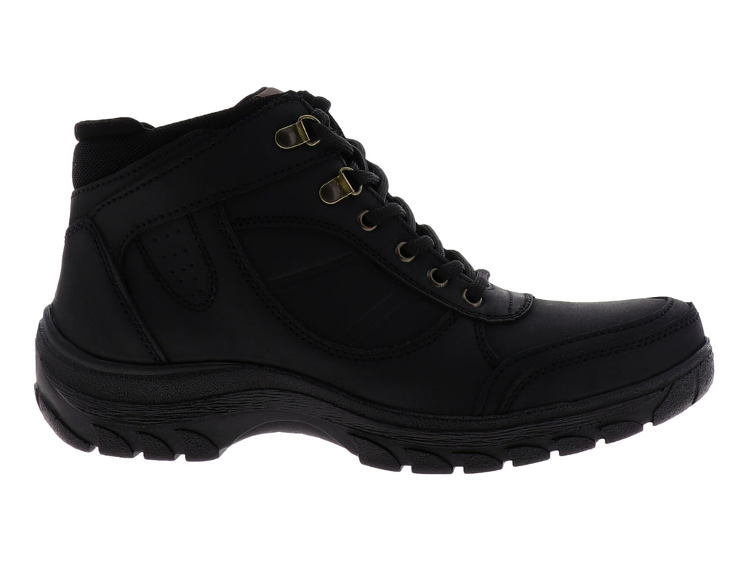Bota deportiva color negro de material sintético con agujetas y suela gruesa.