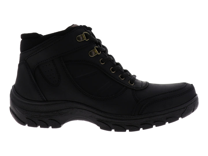 Bota deportiva color negro de material sintético con agujetas y suela gruesa.