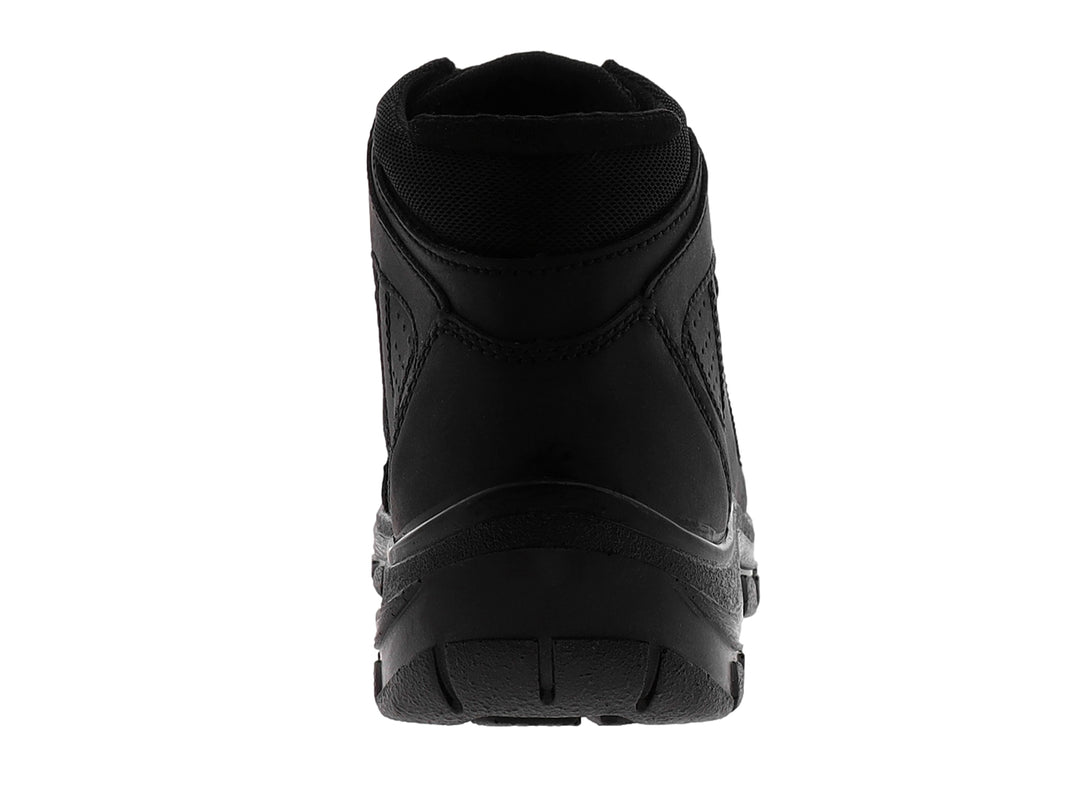 Bota deportiva color negro de material sintético con agujetas y suela gruesa.