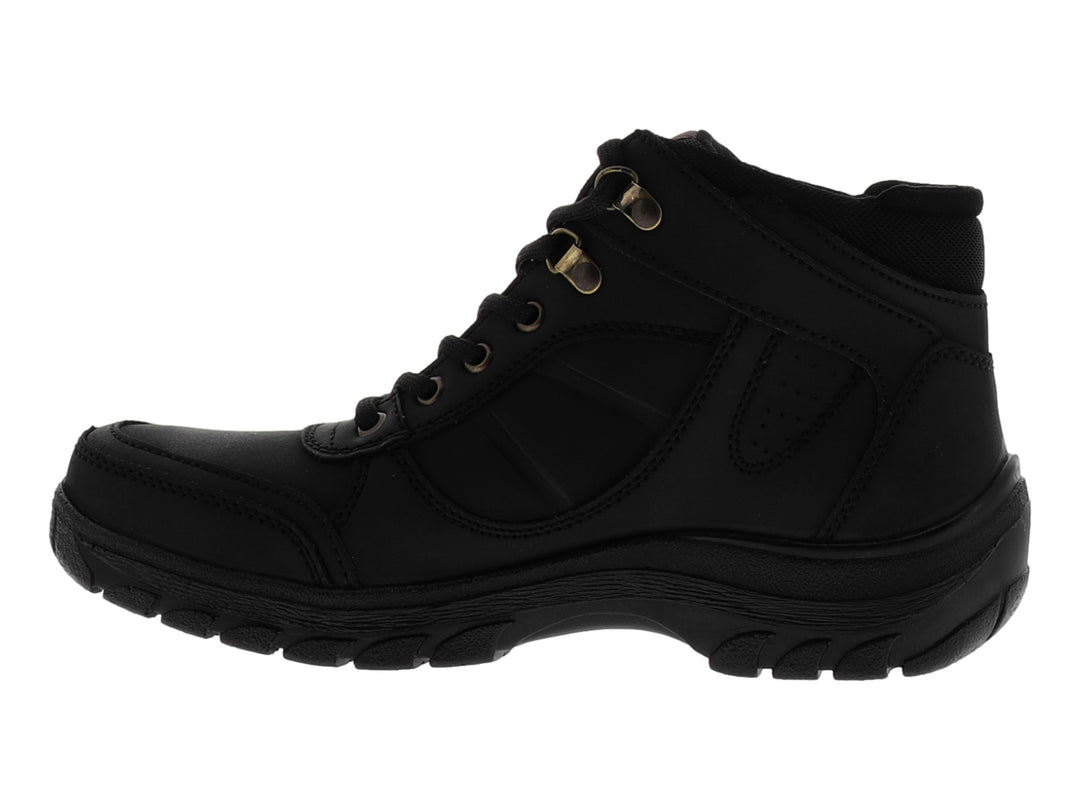 Bota deportiva color negro de material sintético con agujetas y suela gruesa.