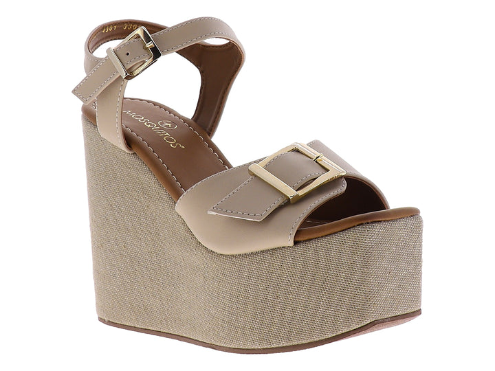 Sandalia de plataforma alta color nude con hebillas doradas y correa al tobillo para mujer.