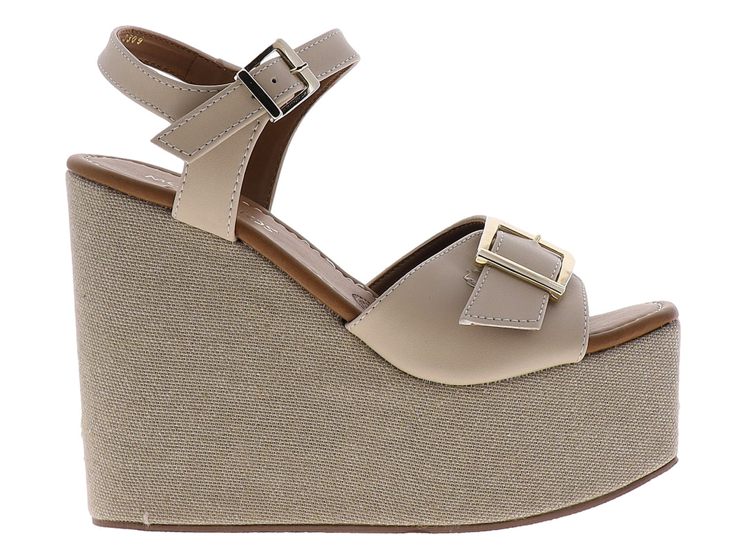 Sandalia de plataforma alta color nude con hebillas doradas y correa al tobillo para mujer.