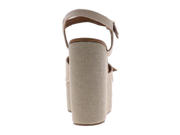 Sandalia de plataforma alta color nude con hebillas doradas y correa al tobillo para mujer.