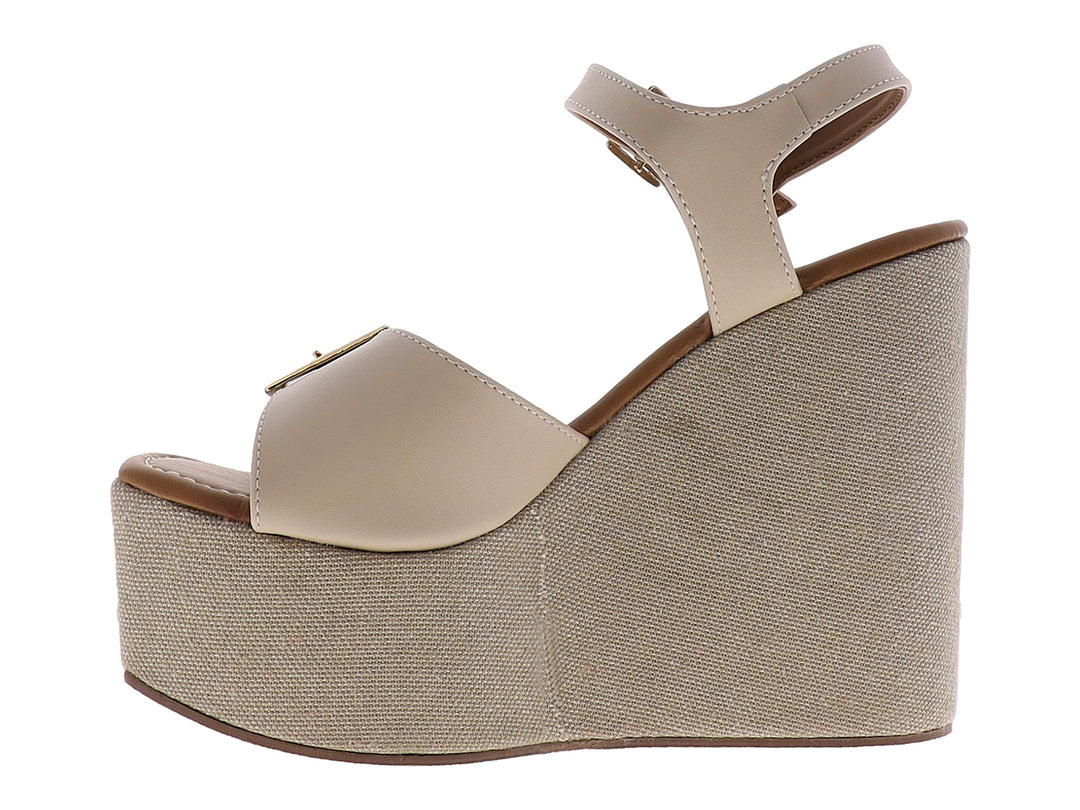 Sandalia de plataforma alta color nude con hebillas doradas y correa al tobillo para mujer.
