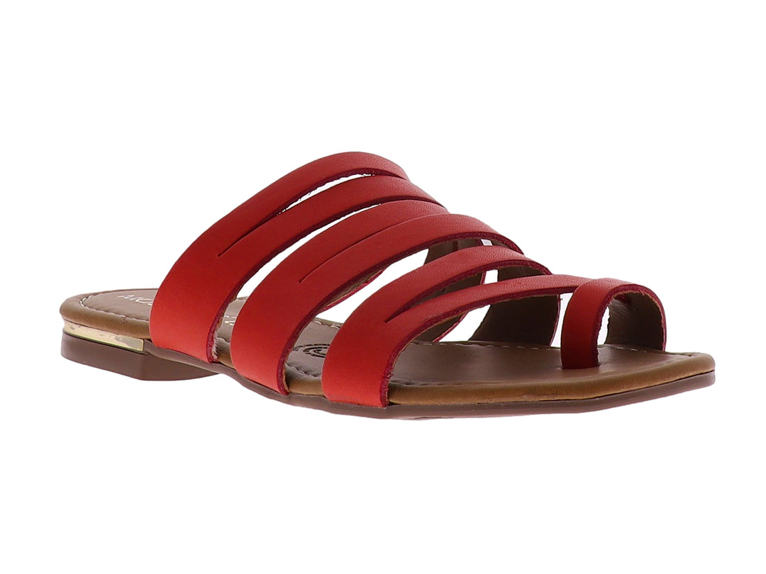 Sandalia roja de tiras transversales con suela plana color café.