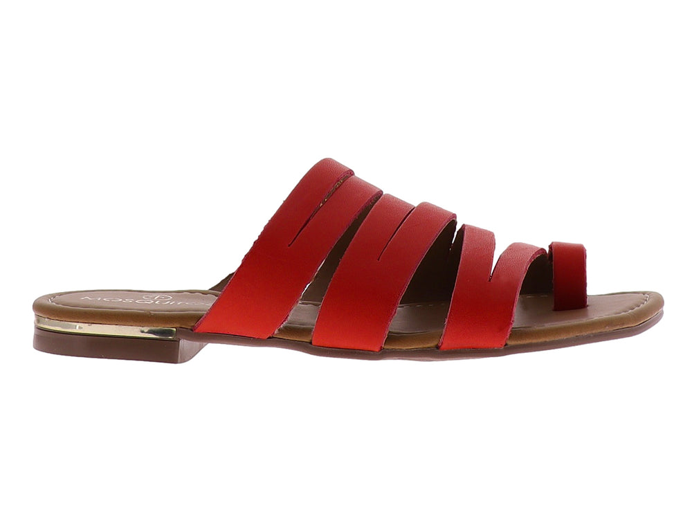 Sandalia roja de tiras transversales con suela plana color café.