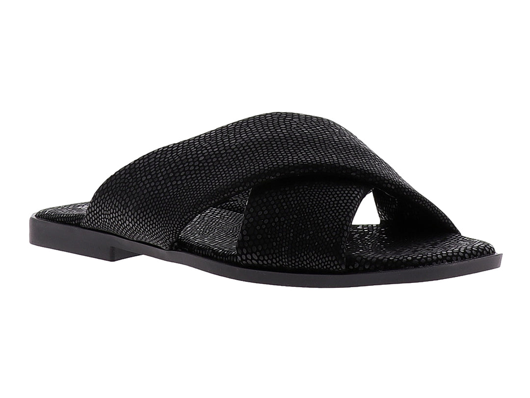 Sandalia negra de estilo deslizable con tiras cruzadas y textura rugosa.