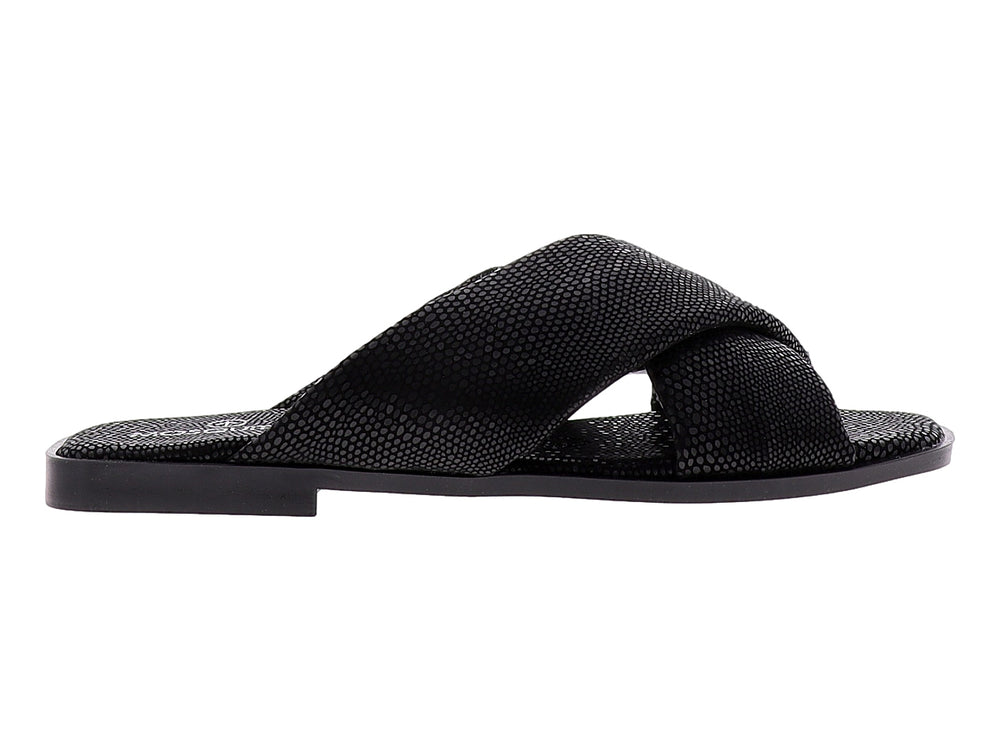 Sandalia negra de estilo deslizable con tiras cruzadas y textura rugosa.