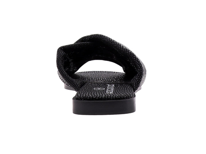 Sandalia negra de estilo deslizable con tiras cruzadas y textura rugosa.