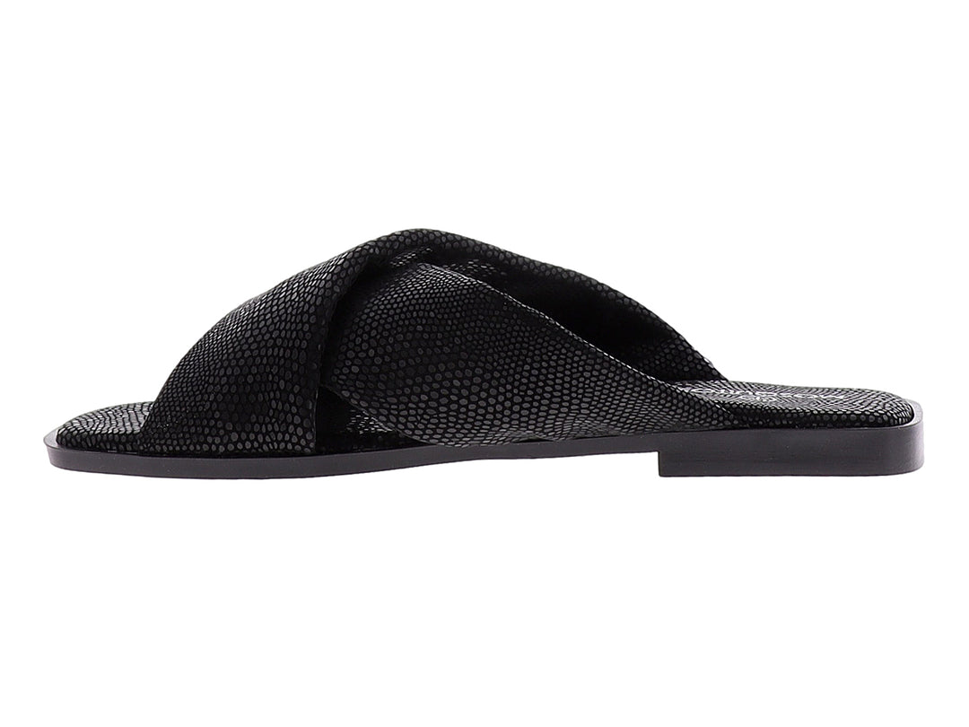 Sandalia negra de estilo deslizable con tiras cruzadas y textura rugosa.