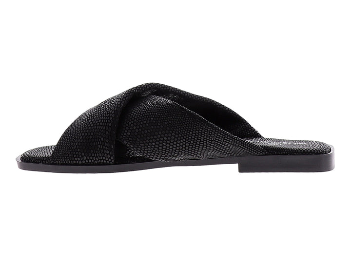 Sandalia negra de estilo deslizable con tiras cruzadas y textura rugosa.