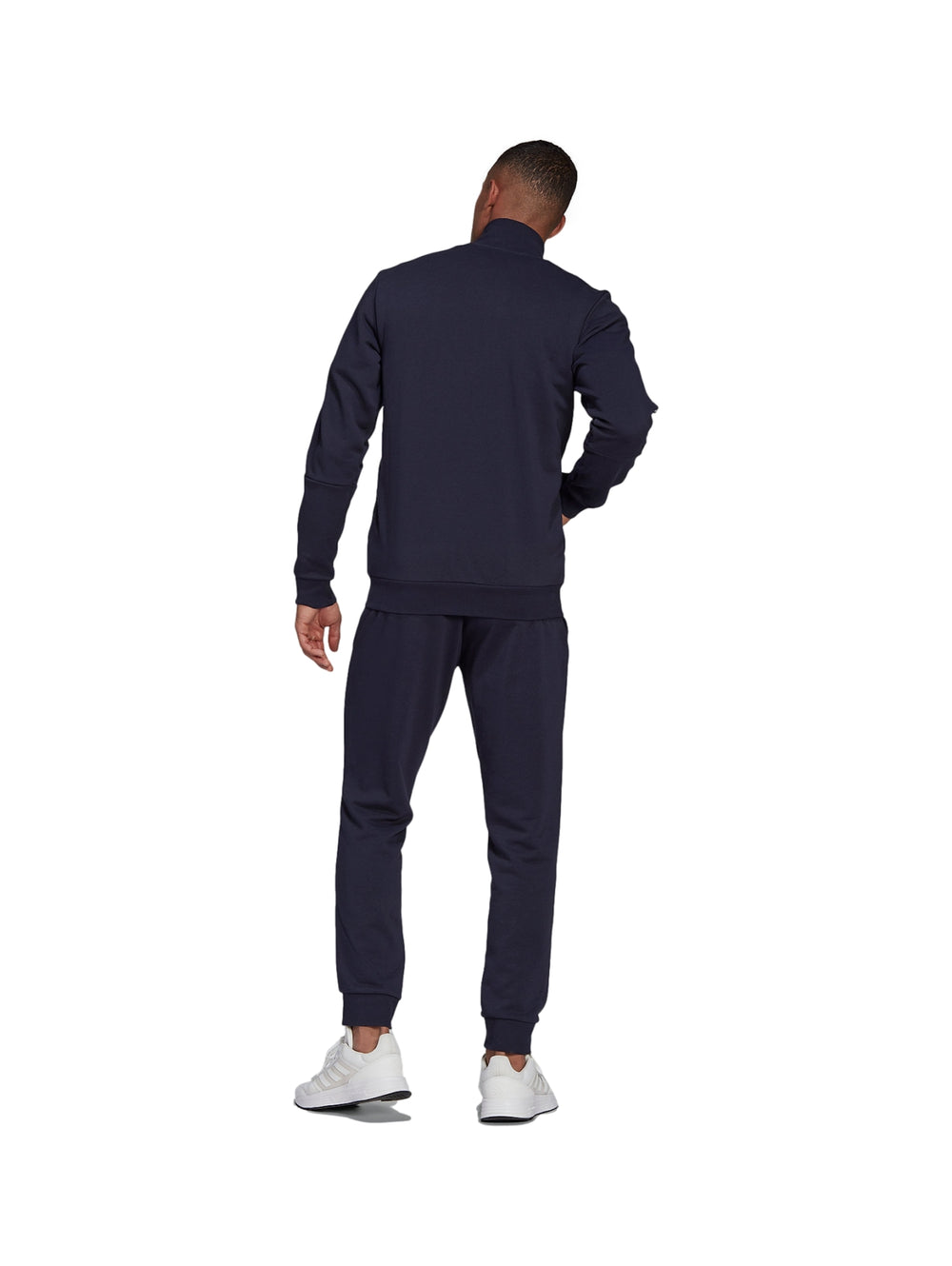 Hombre vistiendo conjunto deportivo Adidas azul marino con tres franjas blancas laterales.