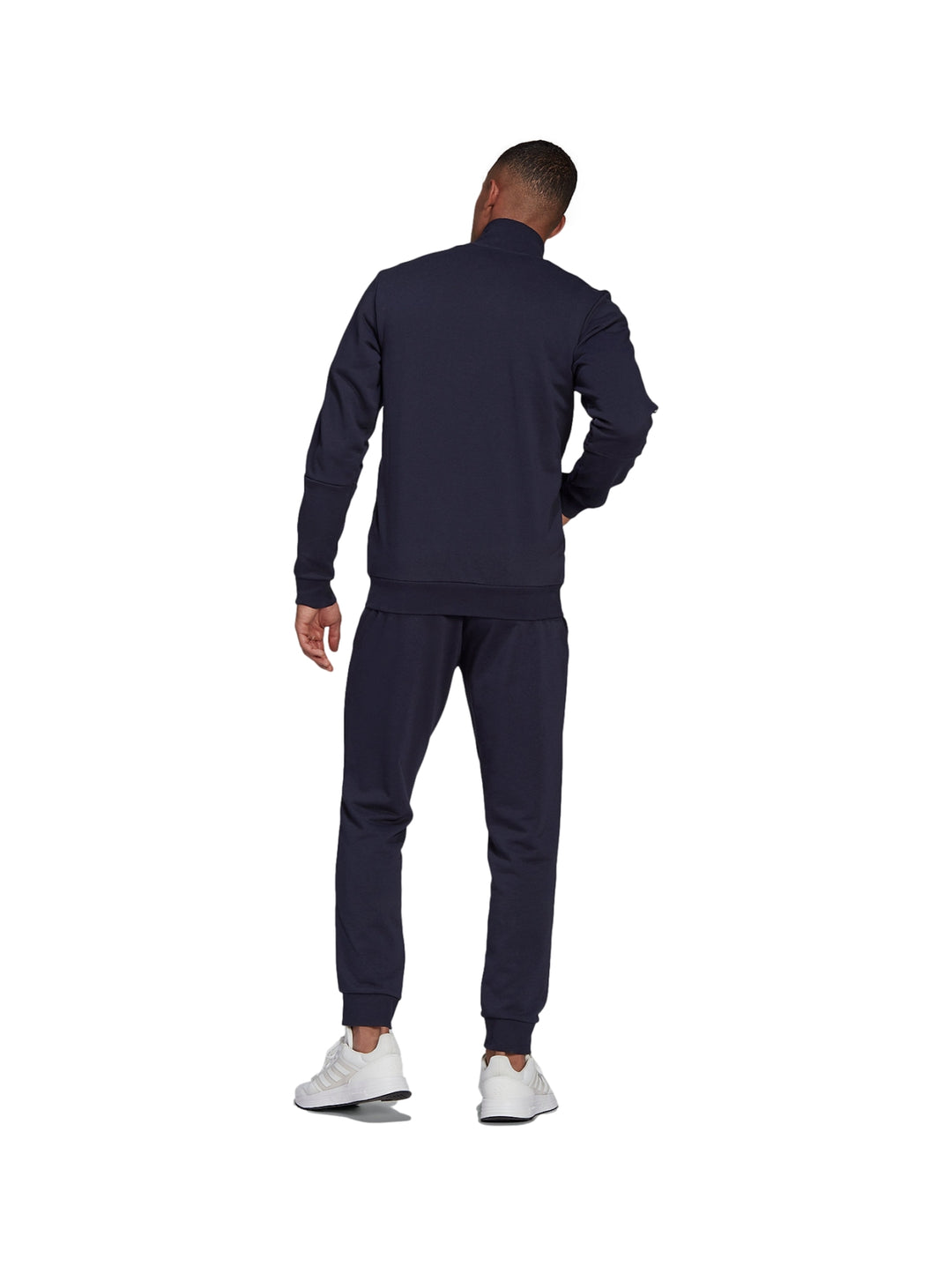 Hombre vistiendo conjunto deportivo Adidas azul marino con tres franjas blancas laterales.