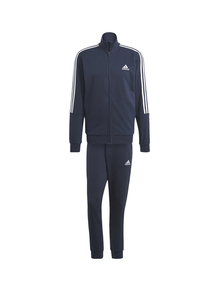 Hombre vistiendo conjunto deportivo Adidas azul marino con tres franjas blancas laterales.