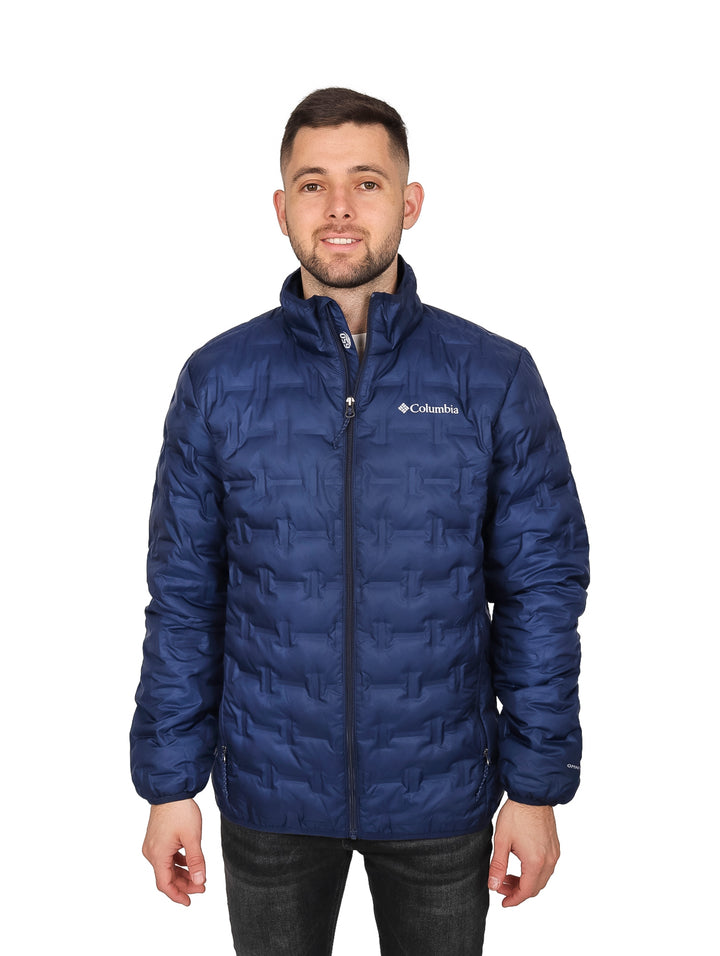 Hombre vistiendo una chaqueta acolchada color azul marino de la marca Columbia.