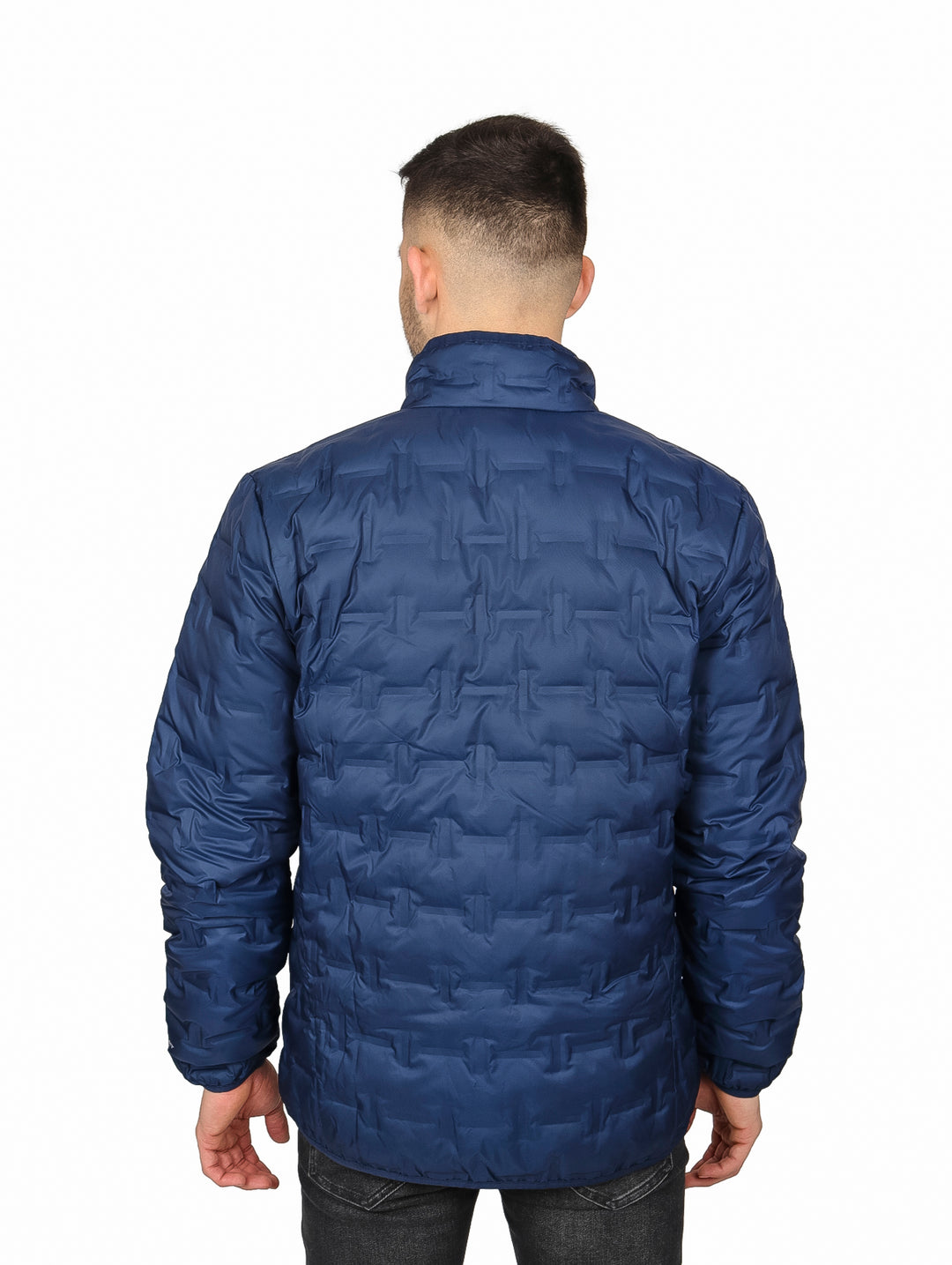 Hombre vistiendo una chaqueta acolchada color azul marino de la marca Columbia.
