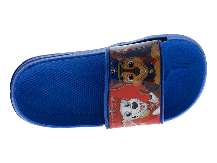 Sandalia deslizable infantil color azul con correa roja y estampado de personaje animado.