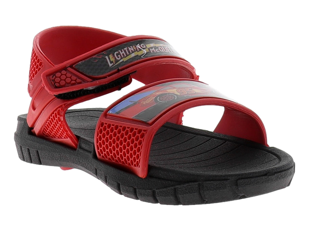 Sandalia infantil de color rojo y negro con diseño de Lightning McQueen y suela negra.