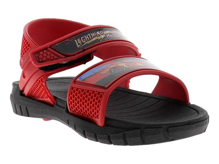 Sandalia infantil de color rojo y negro con diseño de Lightning McQueen y suela negra.