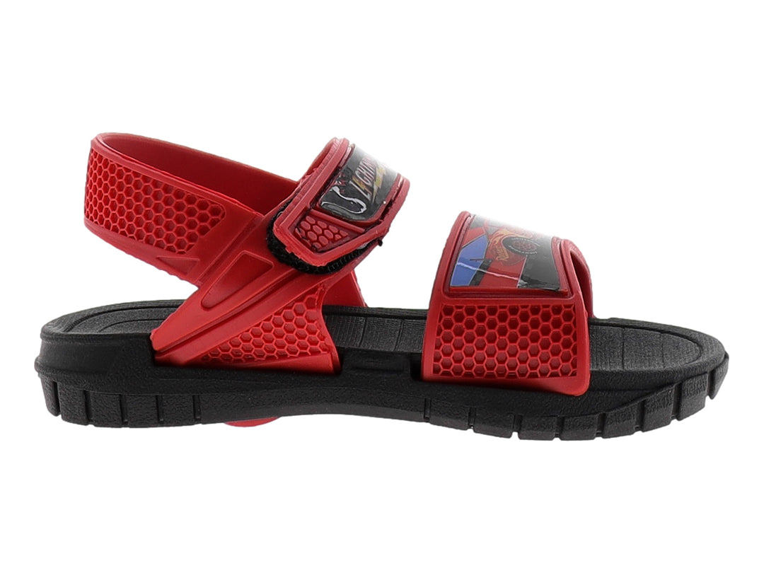 Sandalia infantil de color rojo y negro con diseño de Lightning McQueen y suela negra.