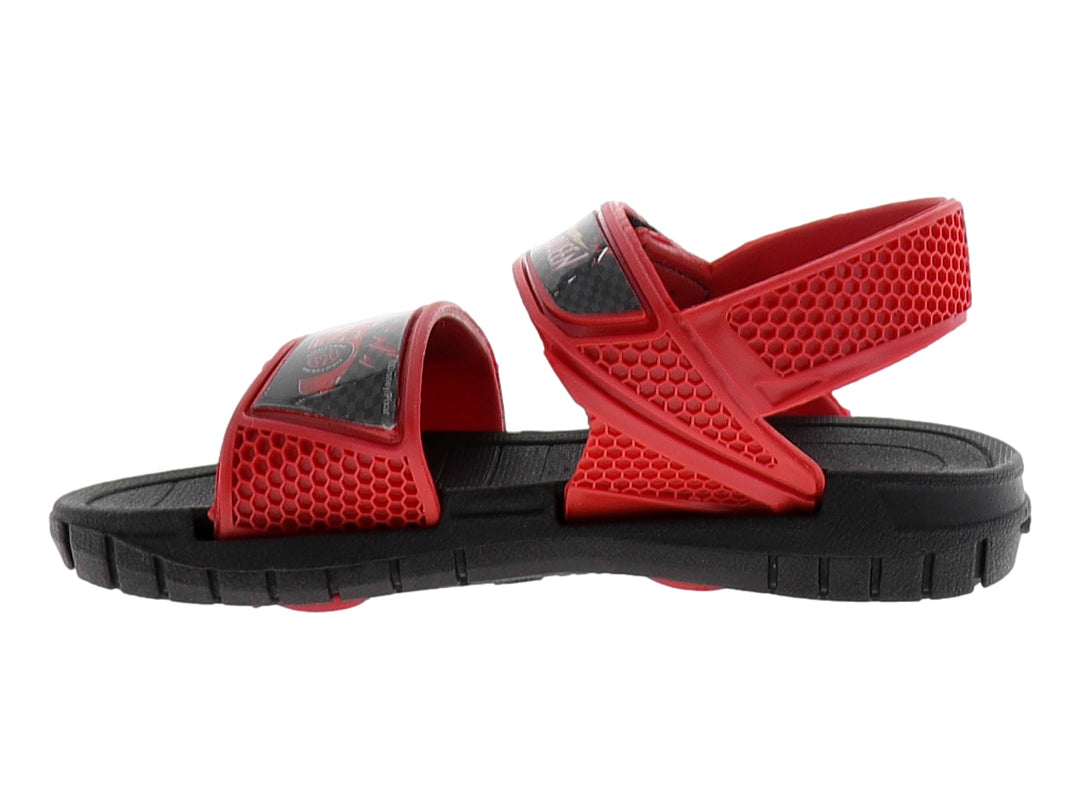 Sandalia infantil de color rojo y negro con diseño de Lightning McQueen y suela negra.