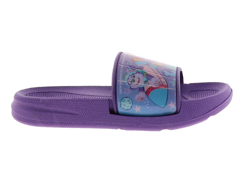 Sandalia slide color morado con diseño gráfico colorido en la banda superior.