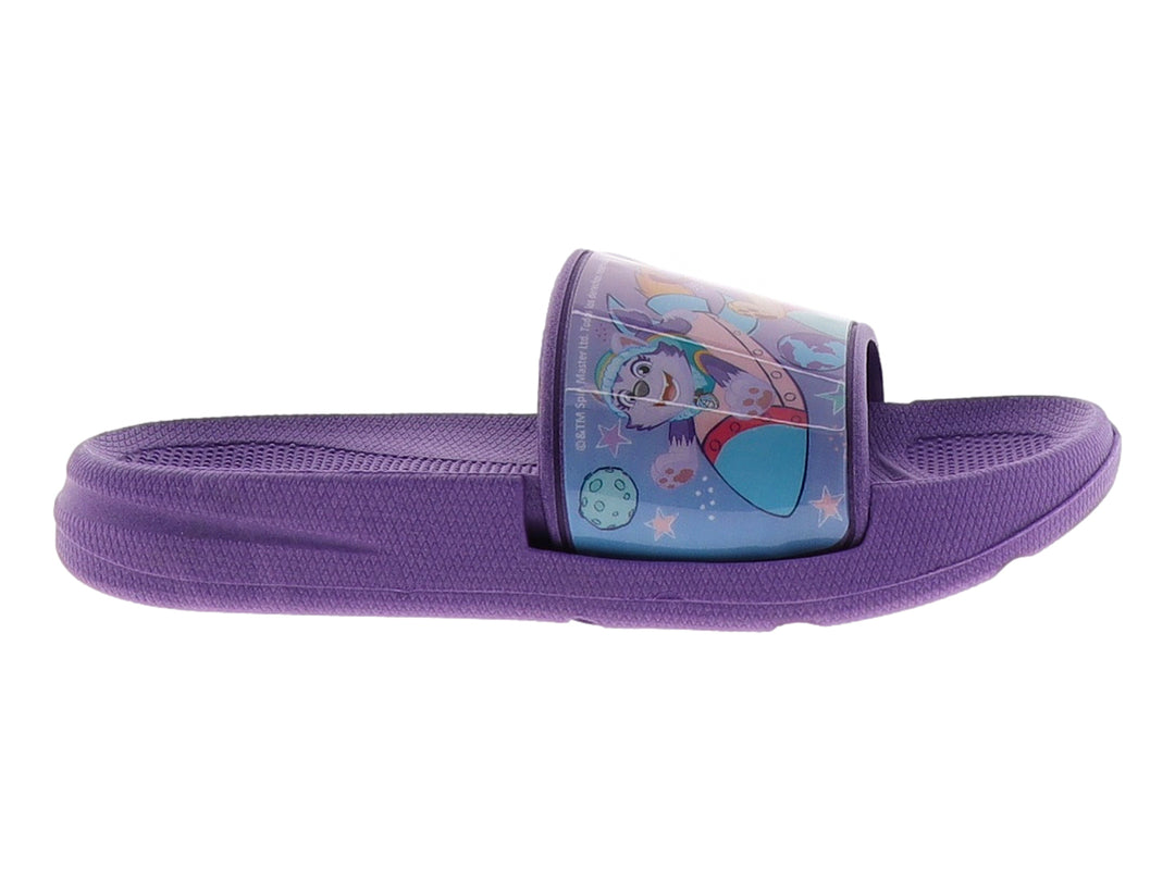 Sandalia slide color morado con diseño gráfico colorido en la banda superior.