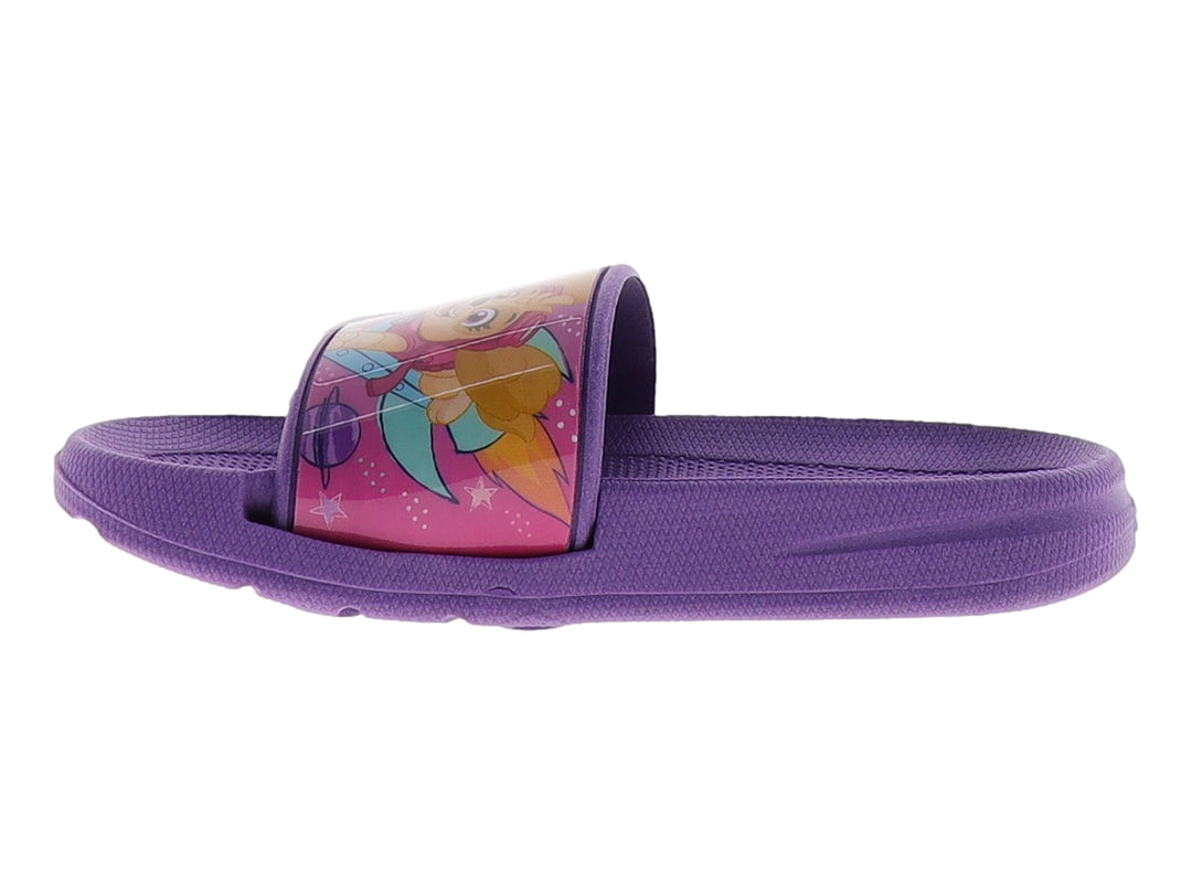 Sandalia slide color morado con diseño gráfico colorido en la banda superior.