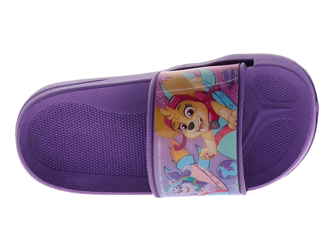 Sandalia slide color morado con diseño gráfico colorido en la banda superior.