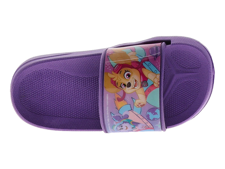 Sandalia slide color morado con diseño gráfico colorido en la banda superior.